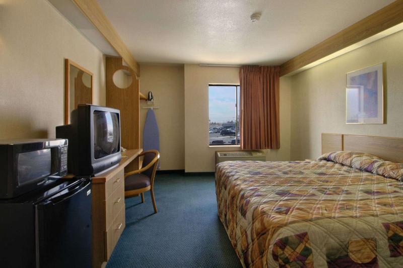 Super 8 By Wyndham Midland Motel Phòng bức ảnh